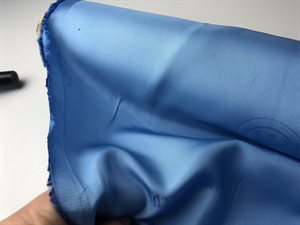 Acetat / viscose foer - med fint motiv i blid denim blå, rest på 100 cm